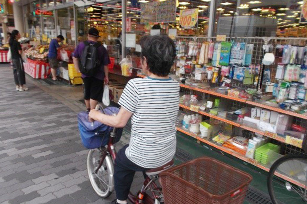 自転車で買い物（グループホーム菅原）